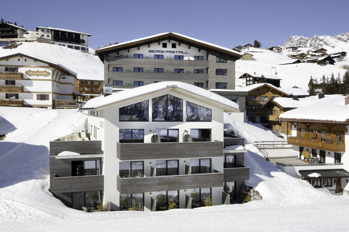 Aussenansicht vom Hotel im Schnee