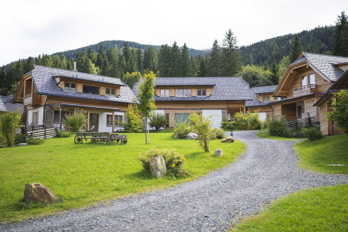 Chalets des Betriebs Hotel GUT Trattlerhof im Sommer.