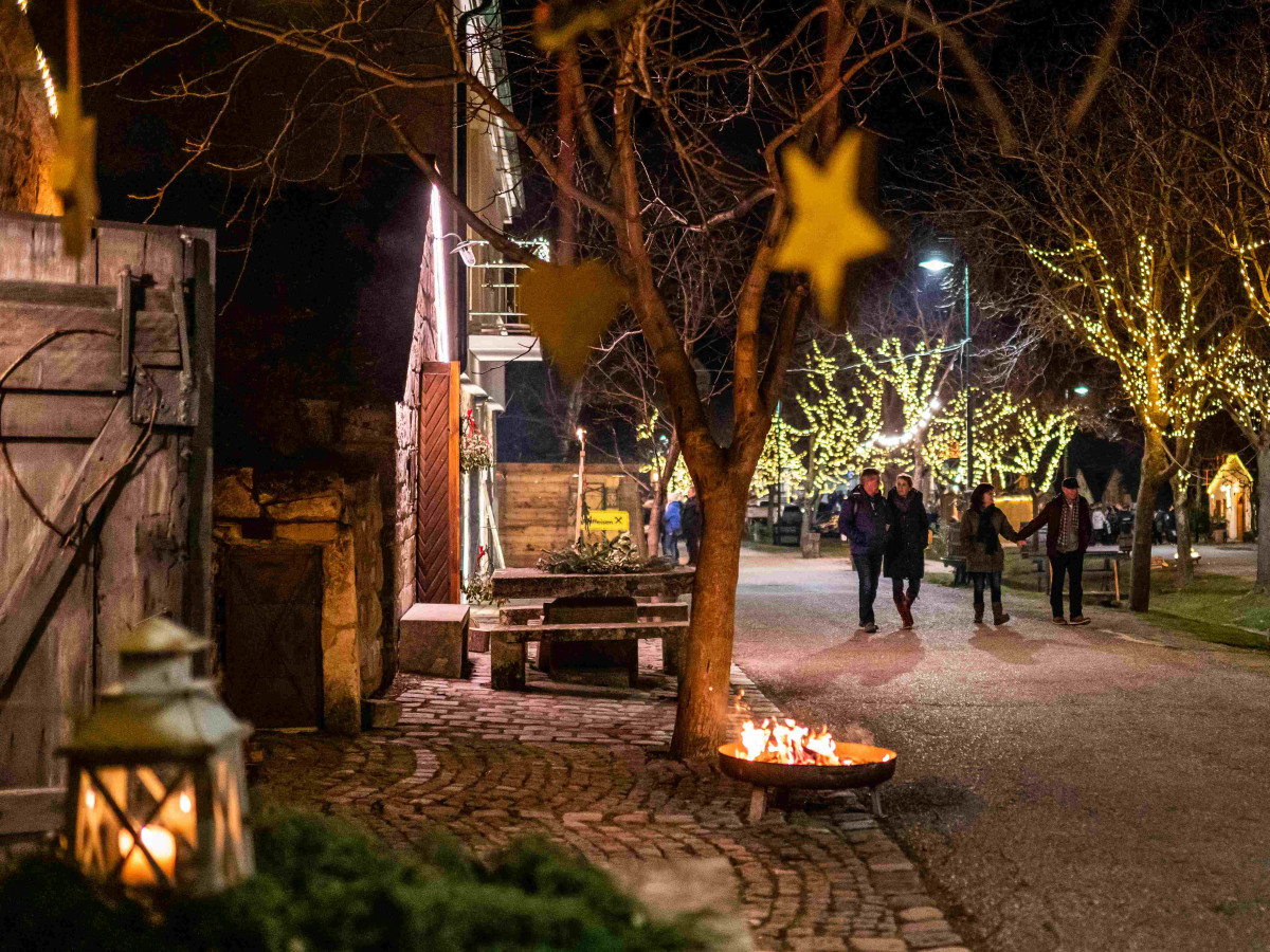 © Burgenland Tourismus GmbH, Birgit Machtinger Historische Kellergasse im Burgenland weihnachtlich geschmückt bei Abend.
