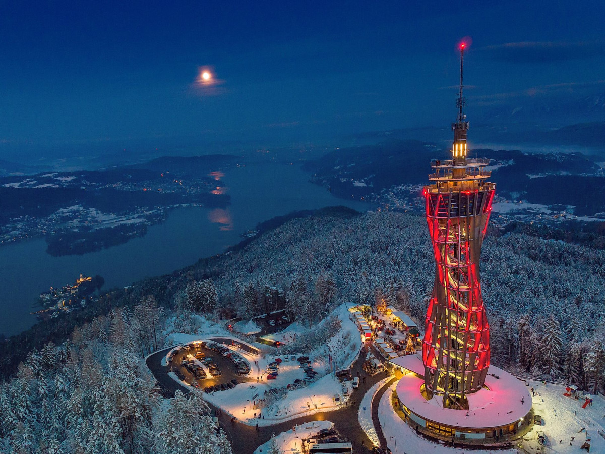 © Kärnten Werbung, Gert Steinthaler Aussichtsturm Pyramidenkogel bei Nacht mit Blick auf den winterlichen Wörthersee.