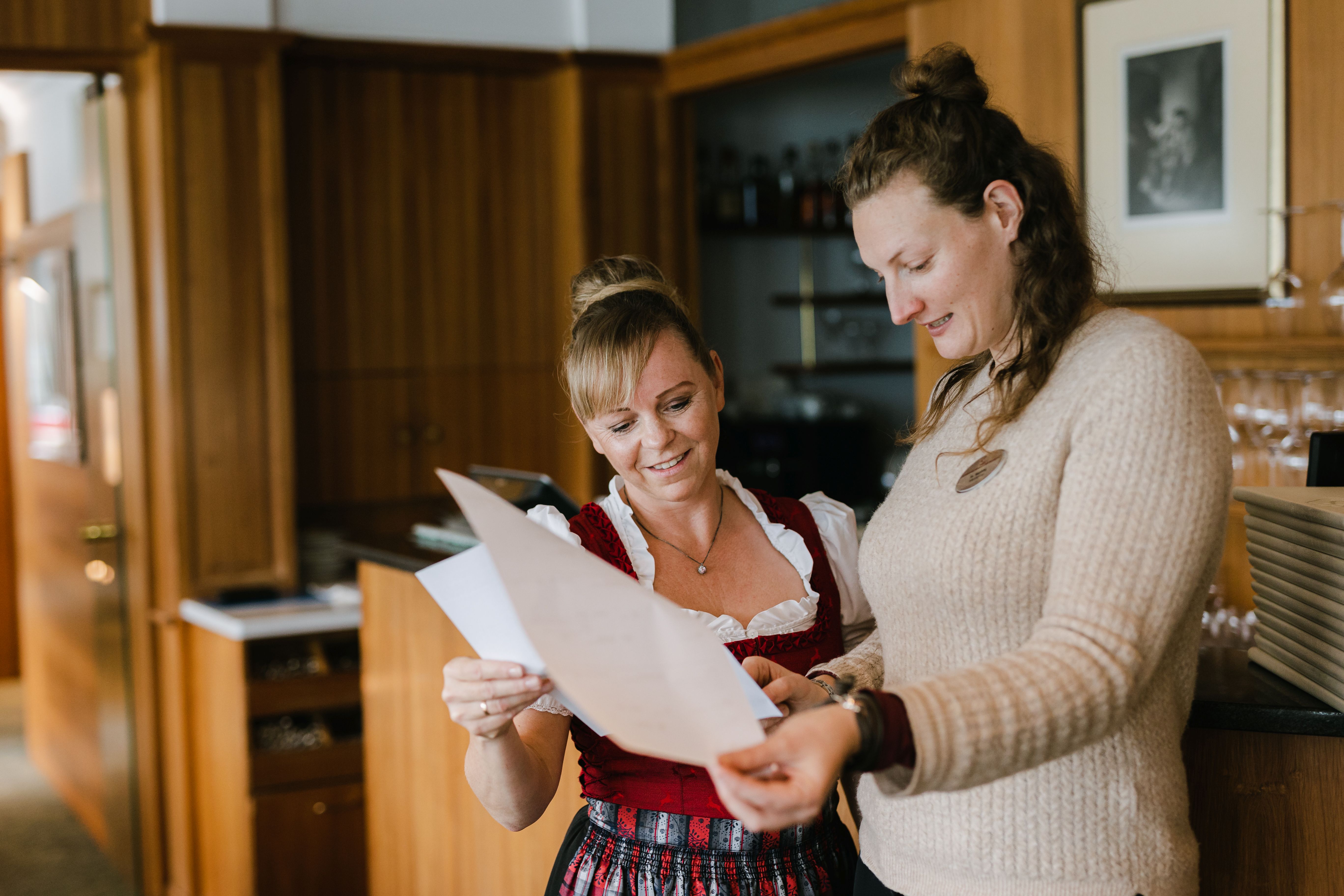 Foto von 2 Rezeptionistinnen bei der Arbeit