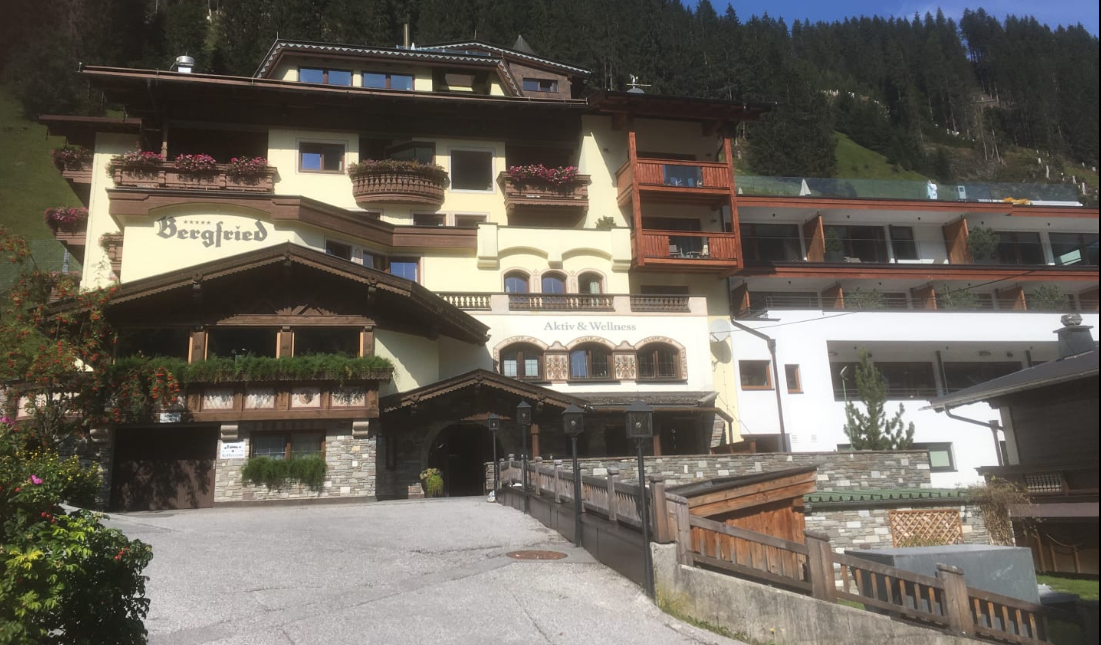 Das Aktiv- und Wellnesshotel Bergfried in Tux Außenansicht Aktiv- und Wellnesshotel Bergfried