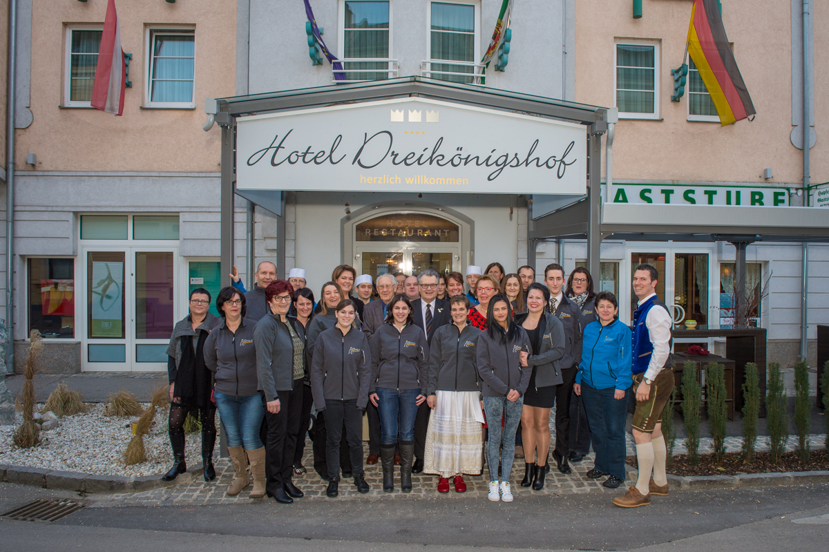 Das komplette Team des Hotel Restaurant Dreikönigshof steht vor dem Eingang des Hotels.