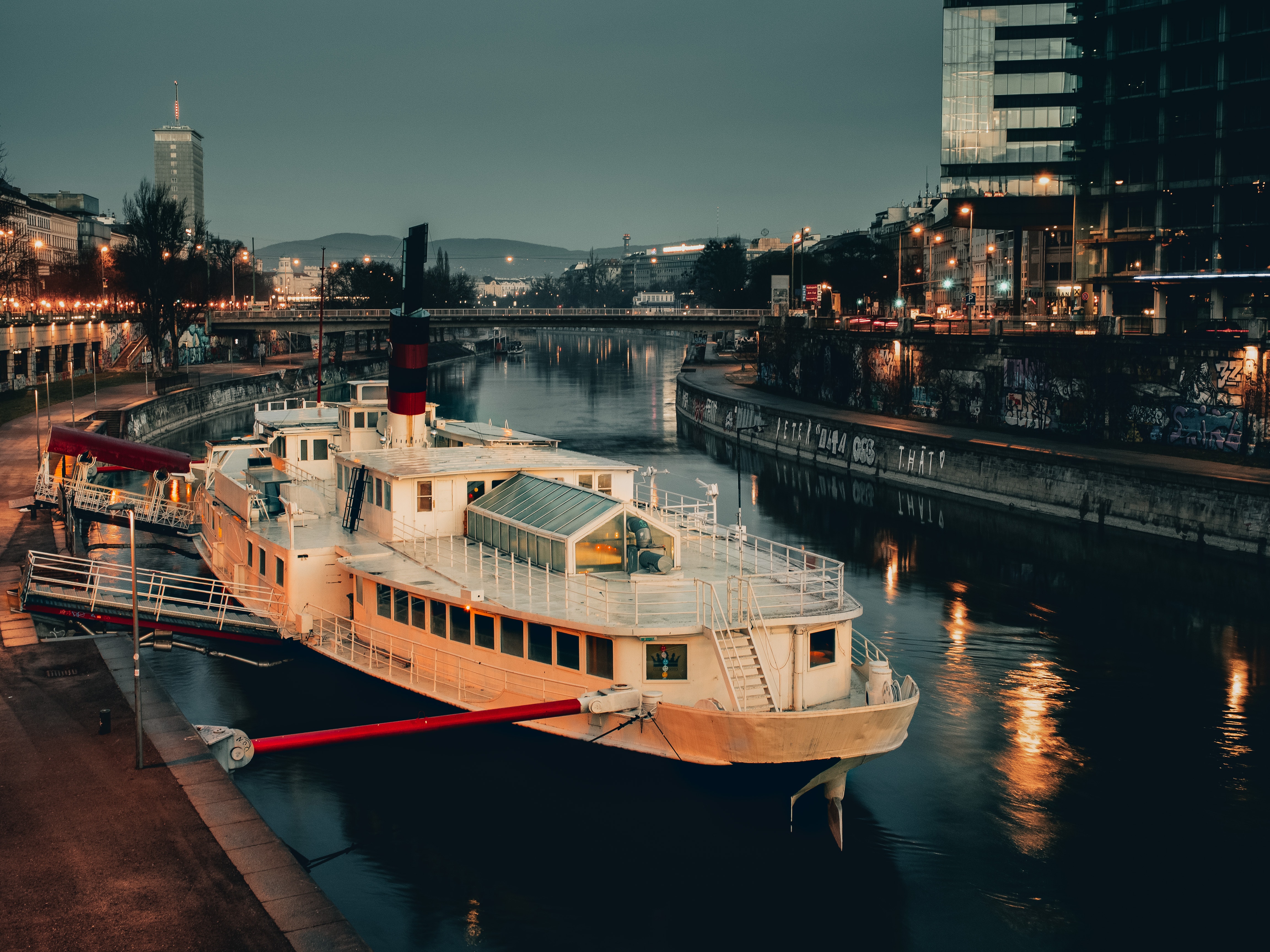 Foto von Abend in Wien am Donaukanal