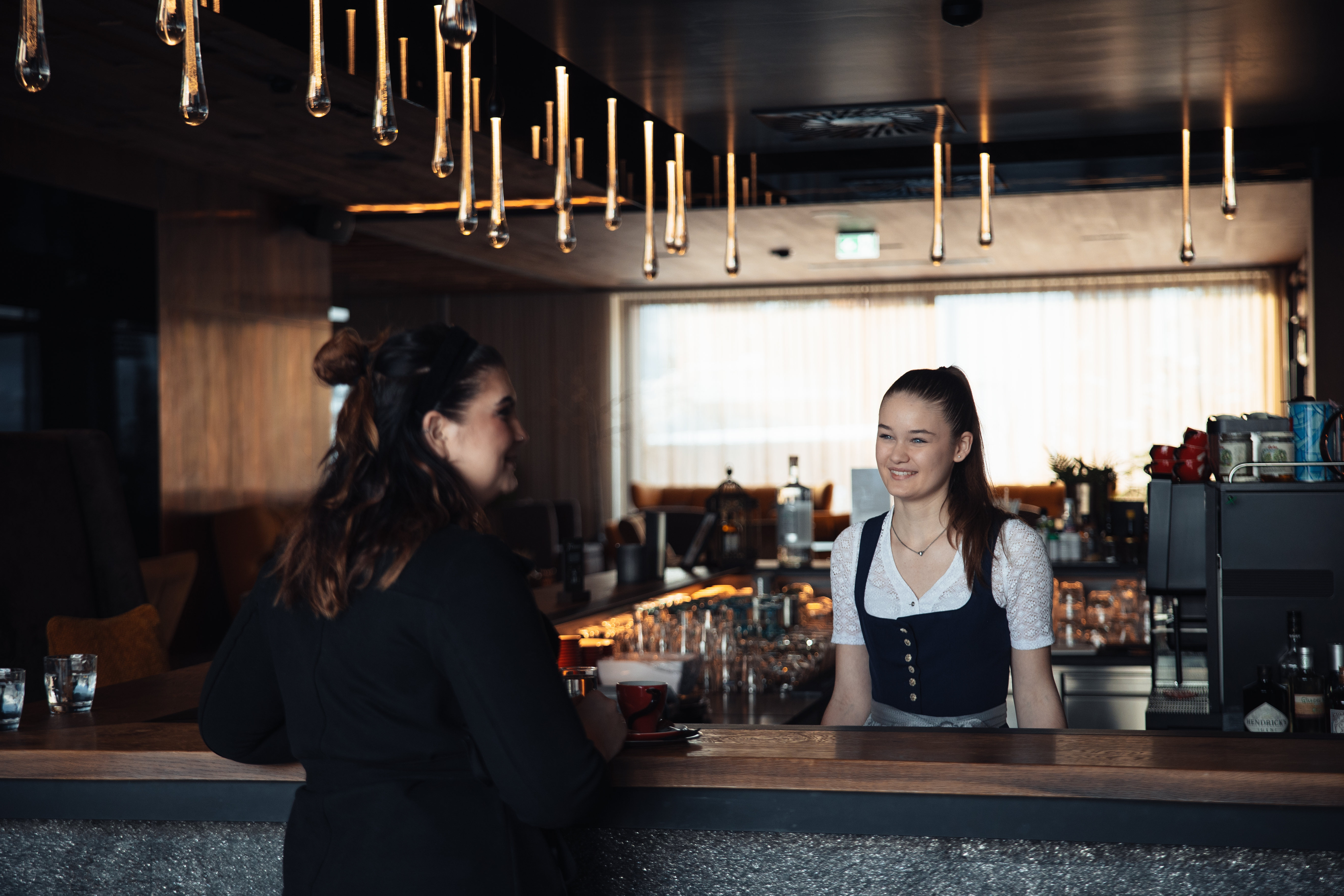 An der Bar Foto eines Gastes mit Barkeeperin