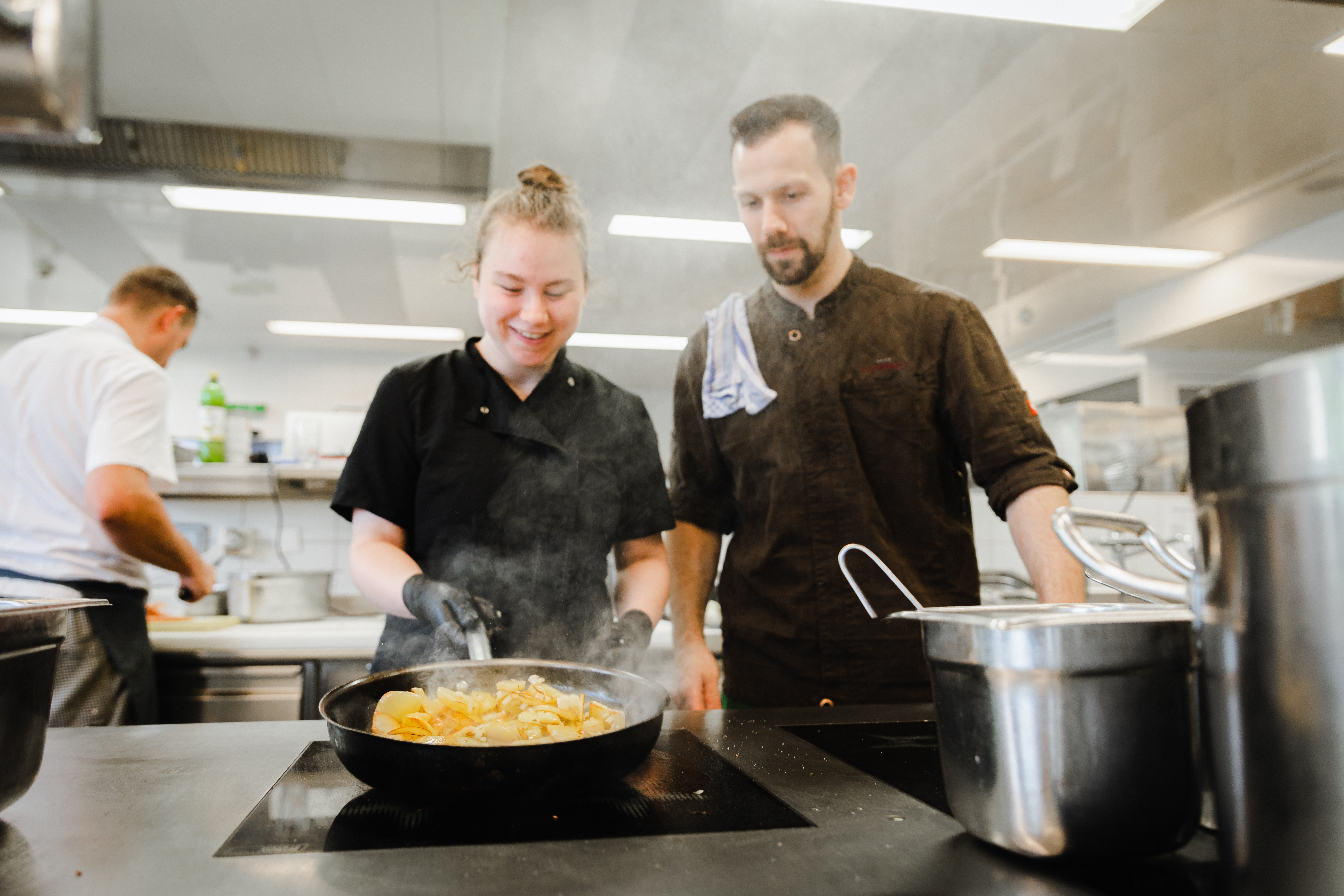 Foto von Lehrling am kochen in der Küche