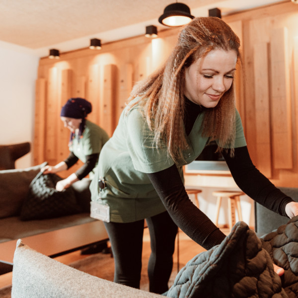 Mitarbeiterinnen im Housekeeping bereiten ein Hotelzimmer vor