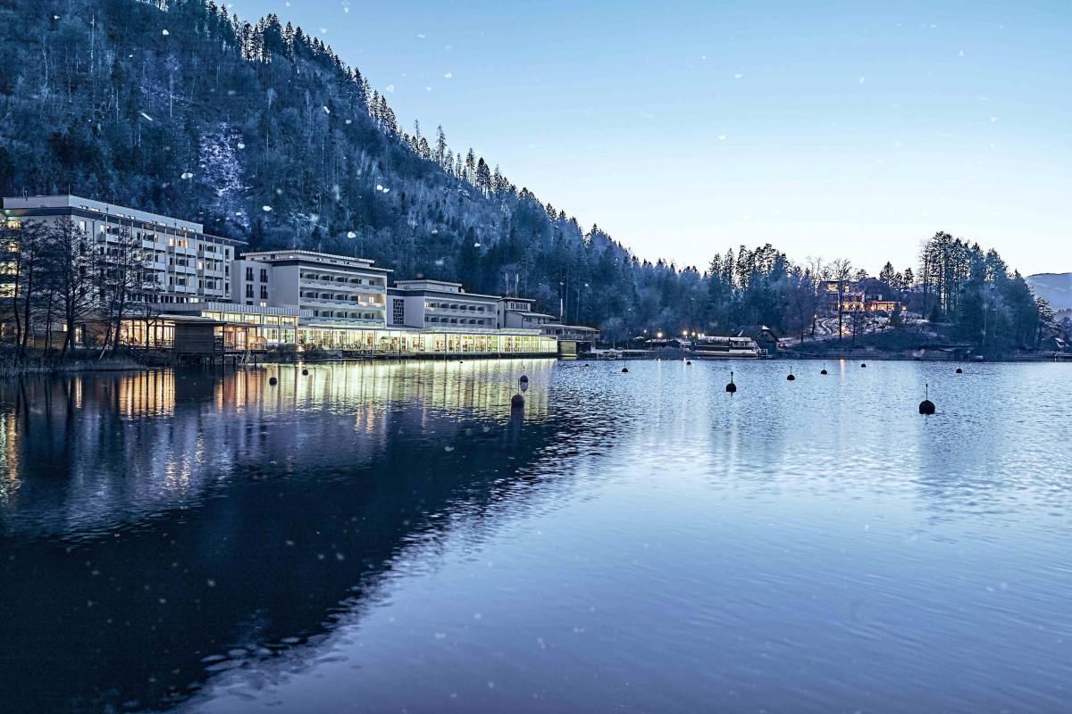 Robinson Club Landskron bei Schneefall in der Abenddämmerung am Ossiacher See.