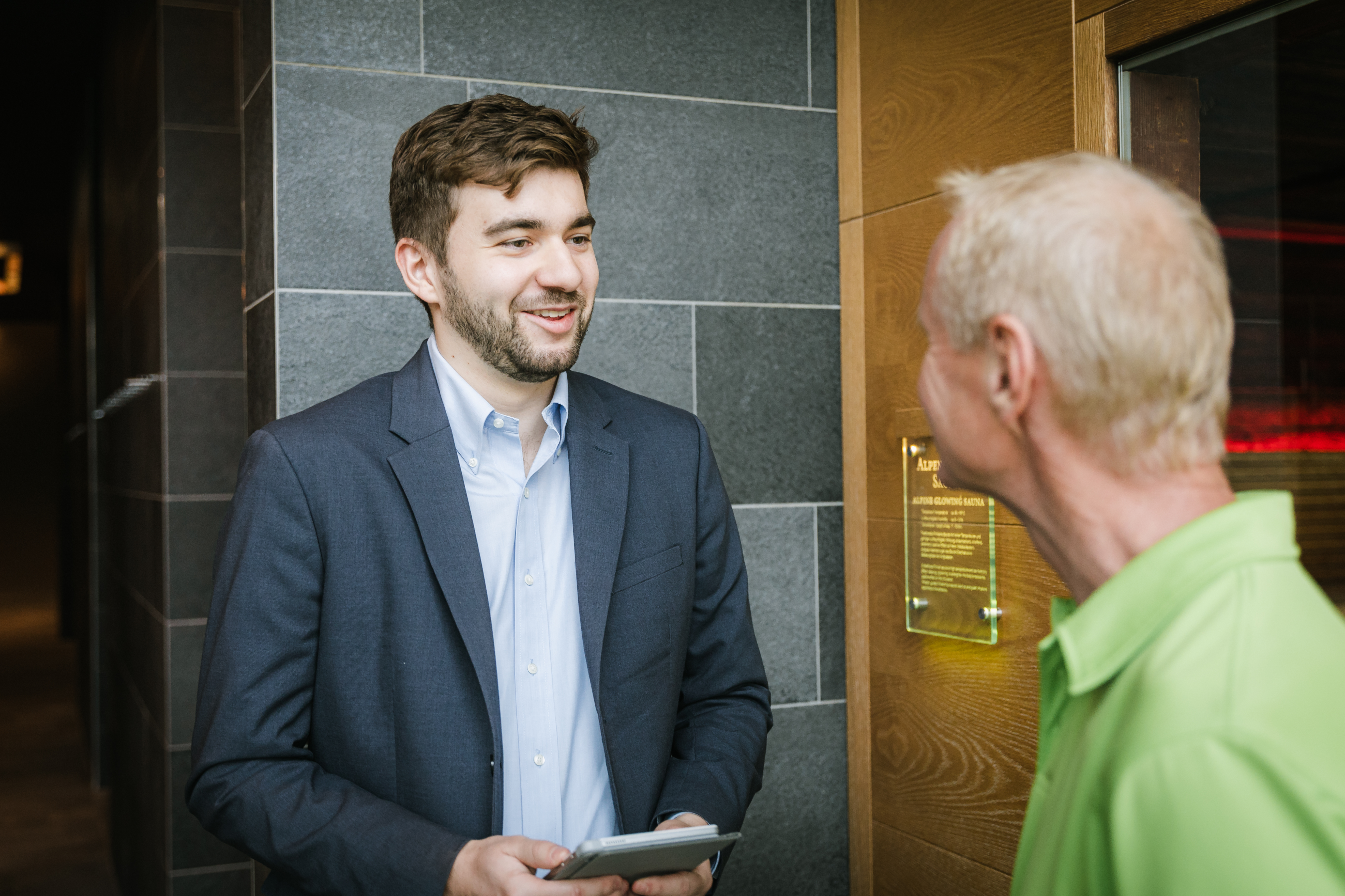 Foto von Hotelmanager bei Besprechung