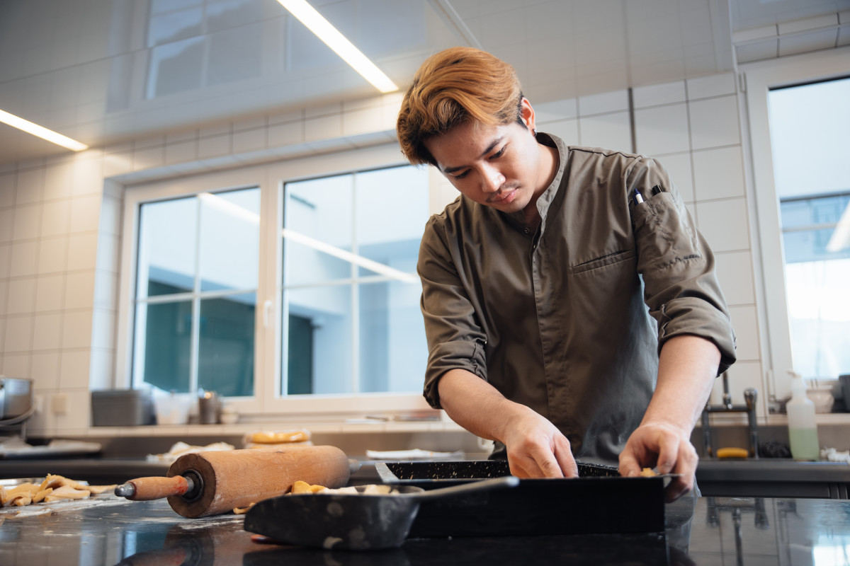 Foto eines Patissiers bei der Arbeit Equipment parat?