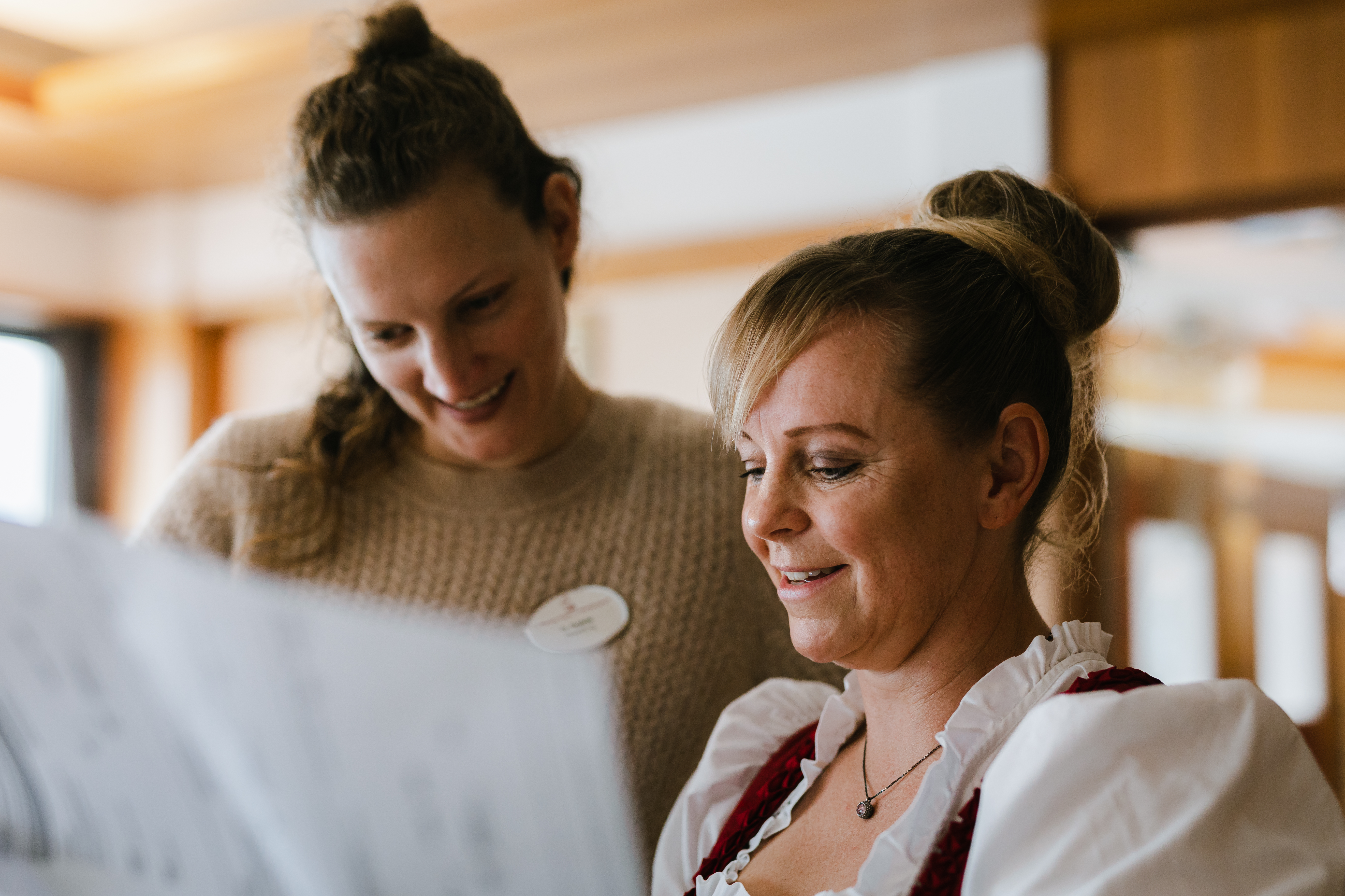 Aus Kollegen werden Freunde! Foto von zwei Rezeptionistinnen