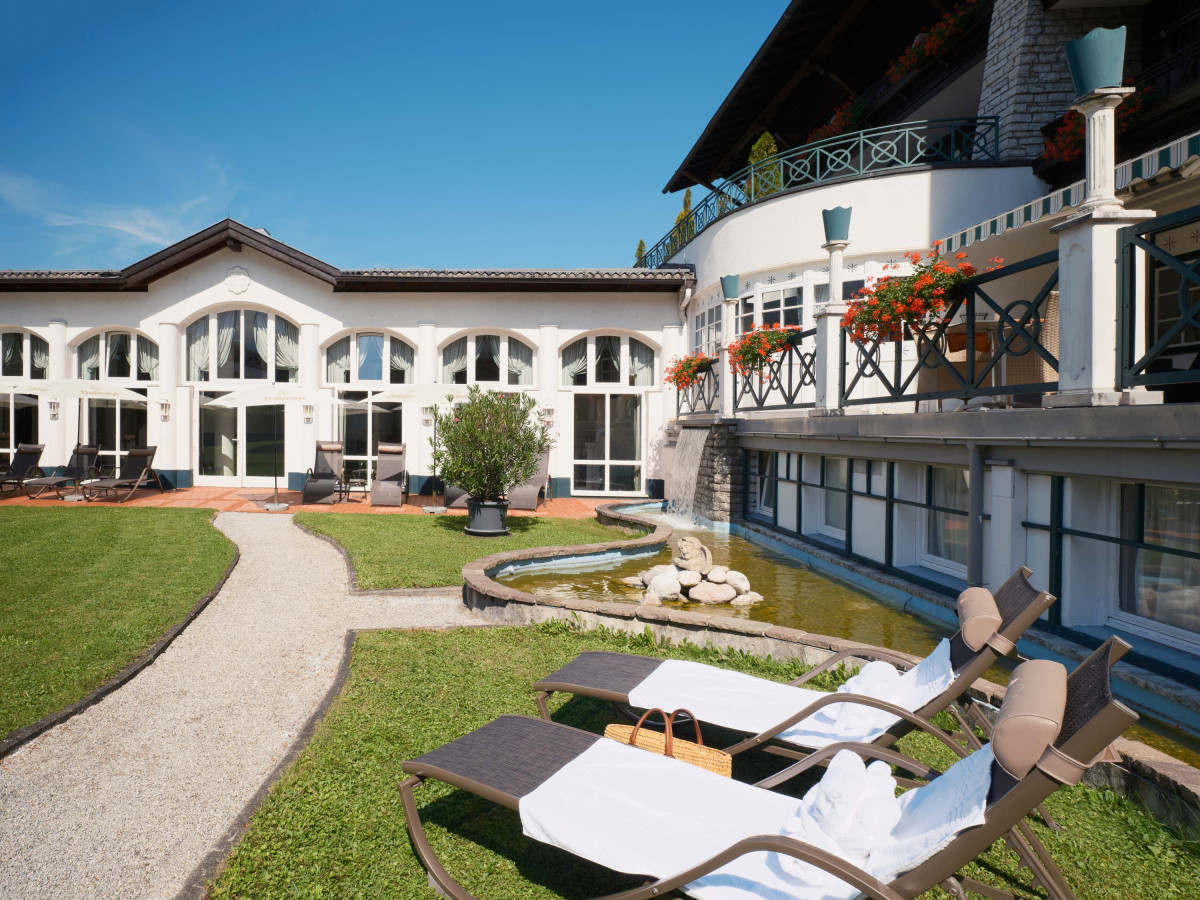 Innenhof des Moisl Genuss- und Vitalhotels im Sommer