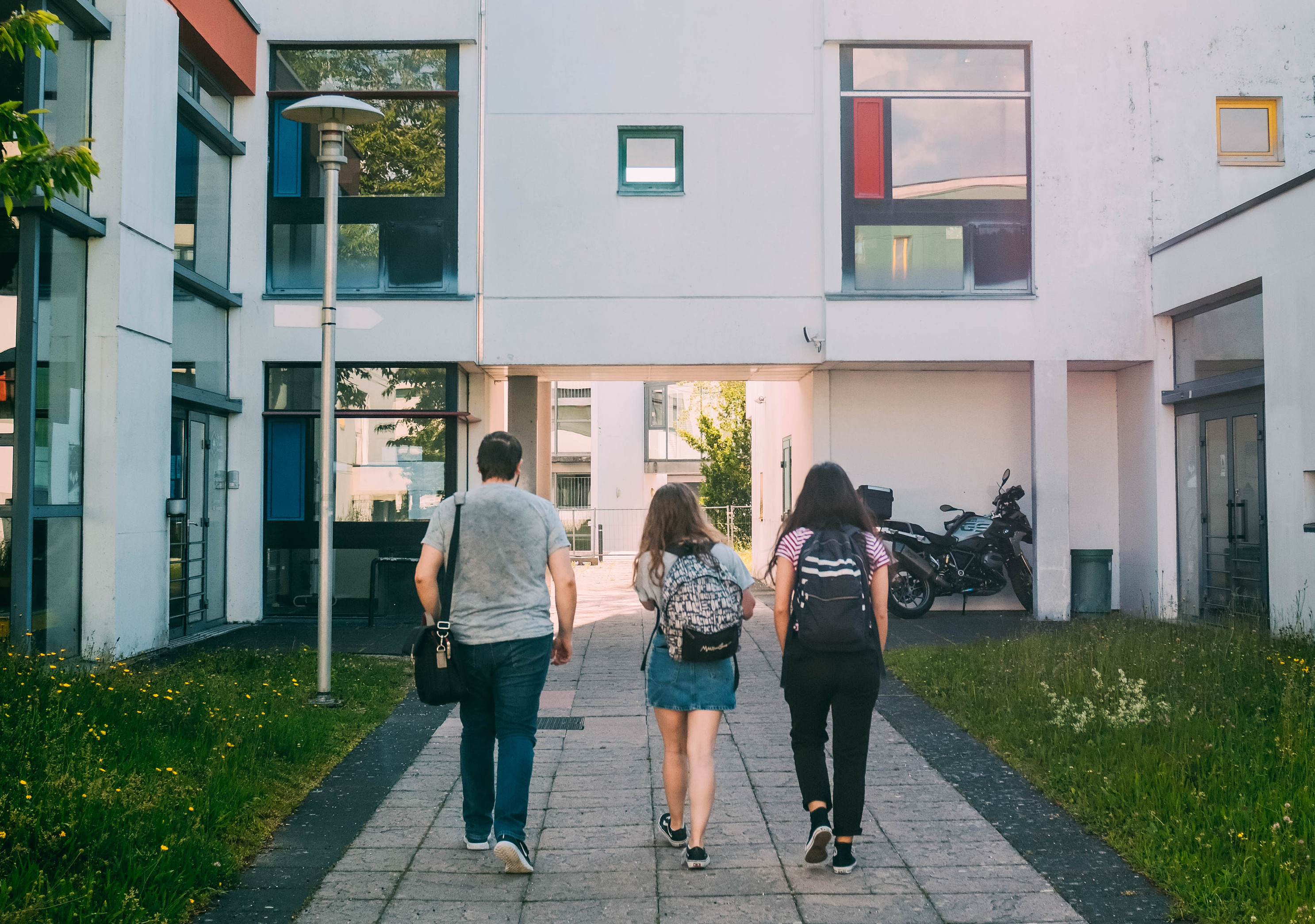 Studenten auf dem Weg zur Uni Foto von Studenten