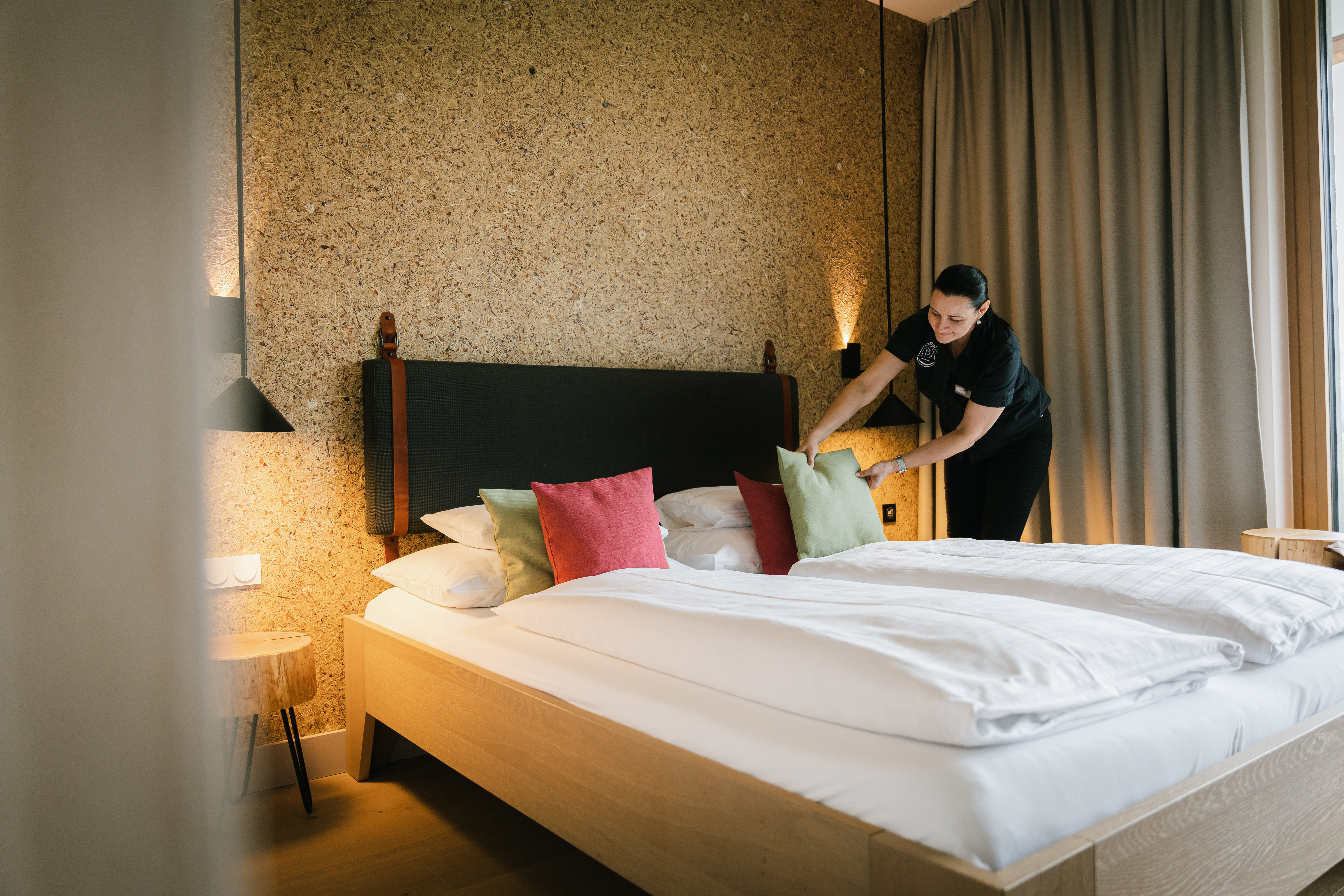 Im Housekeeping wird immer jemand gesucht! Foto von Zimmerdame beim herrichten des Bettes