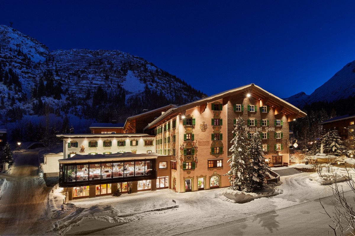Das Hotel Post Lech Arlberg bei Nacht im Winter.