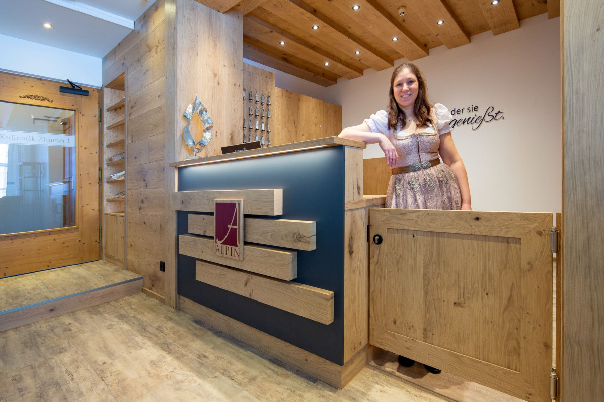 Kulinarik & Genießerhotel Alpin Foto vom Front Desk mit Rezeptionistin