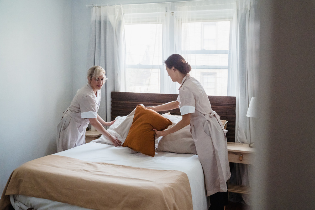Housekeeping 2 Zimmermädchen bei der Arbeit