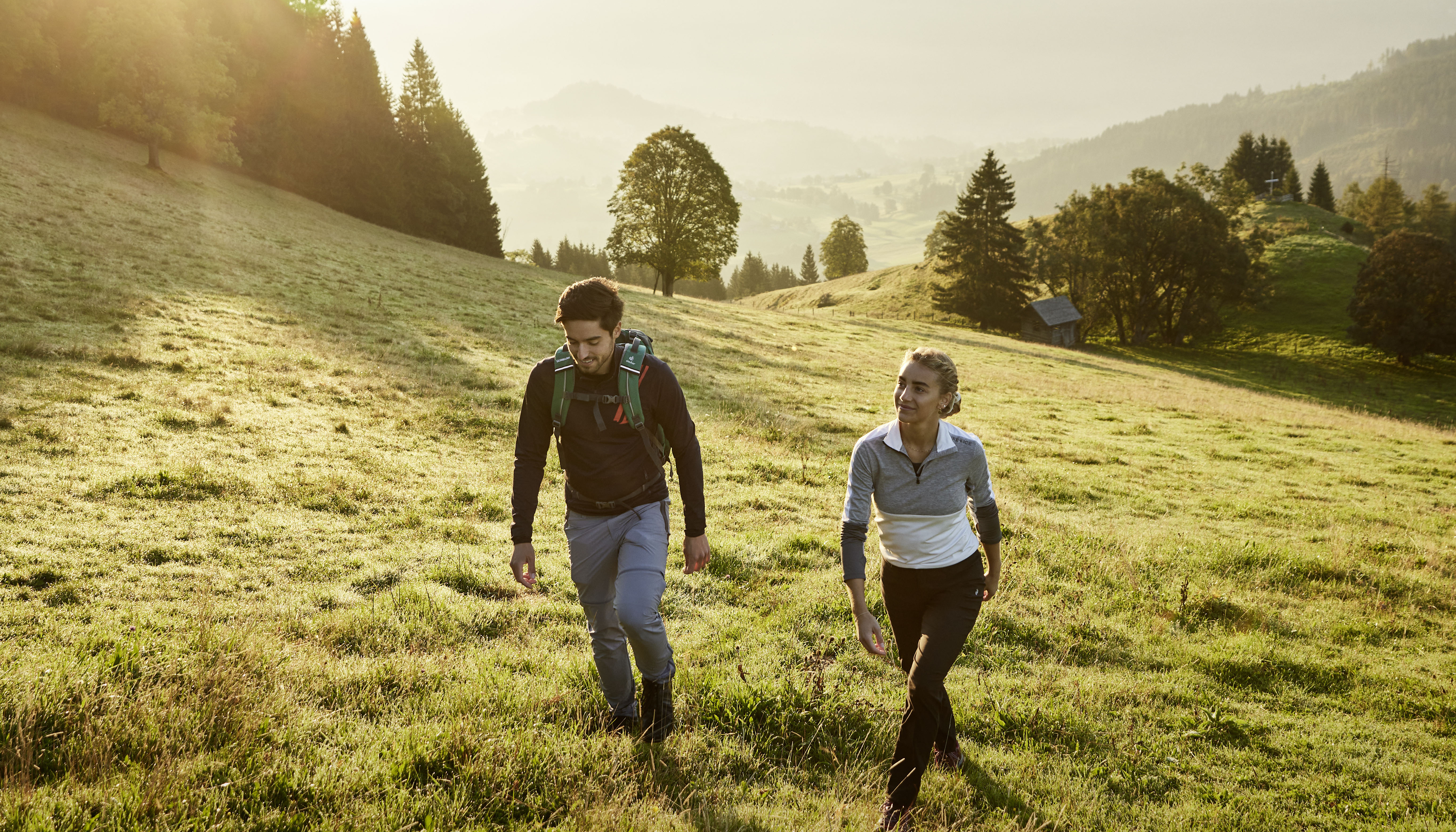 Ein junges Paar beim Wandern im Sommer.