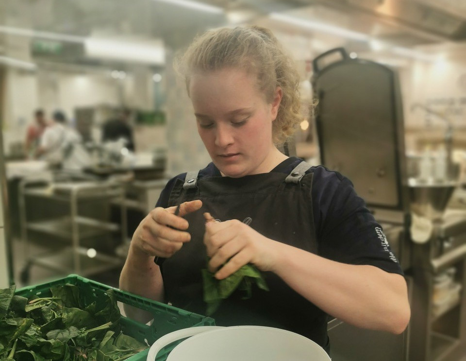 Lehrling Magdalena bei der Arbeit Foto von Lehrling Magdalena bei der Arbeit