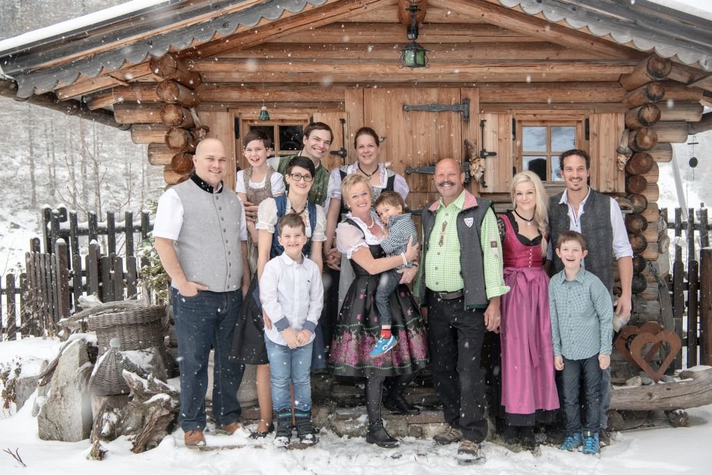 Foto im Schnee von Familie und Mitarbeitern des Hotels