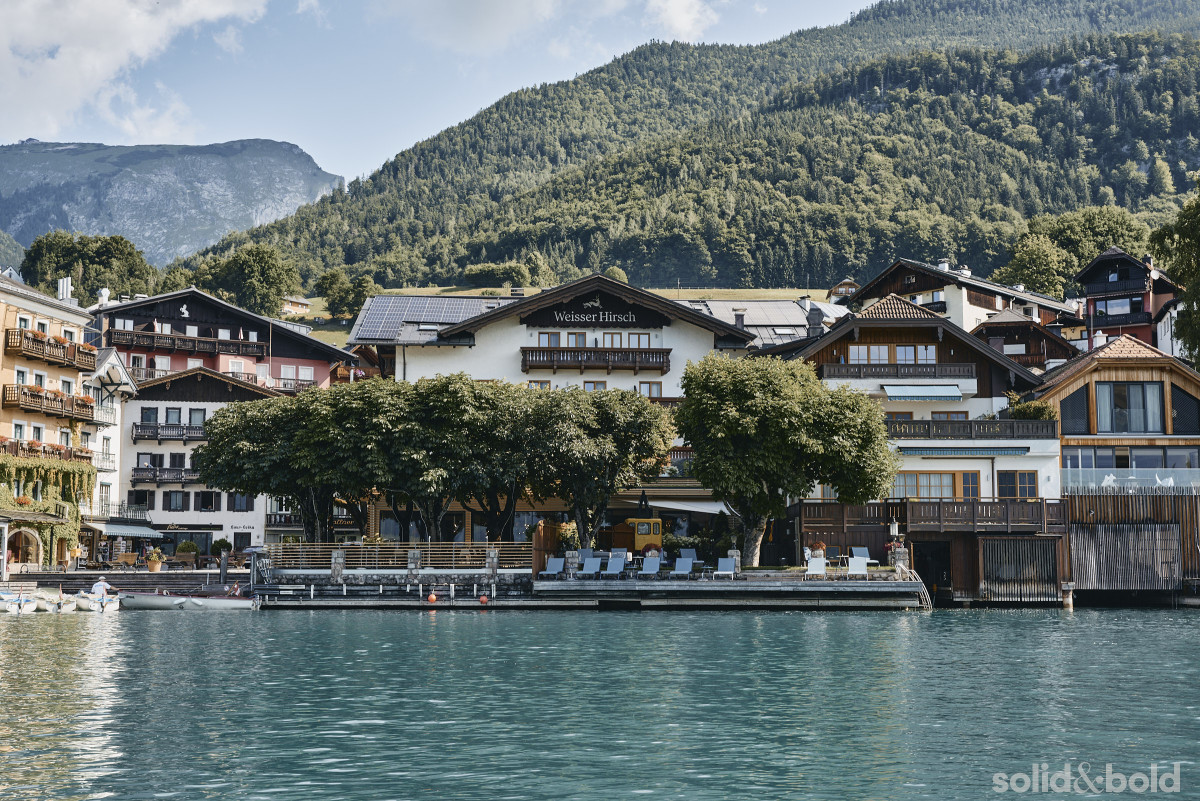 Hotel Weisser Hirsch in St. Wolfgang in Oberösterreich. Außenansicht des Hotels Weisser Hirsch in St. Wolfgang vom Wasser aus.