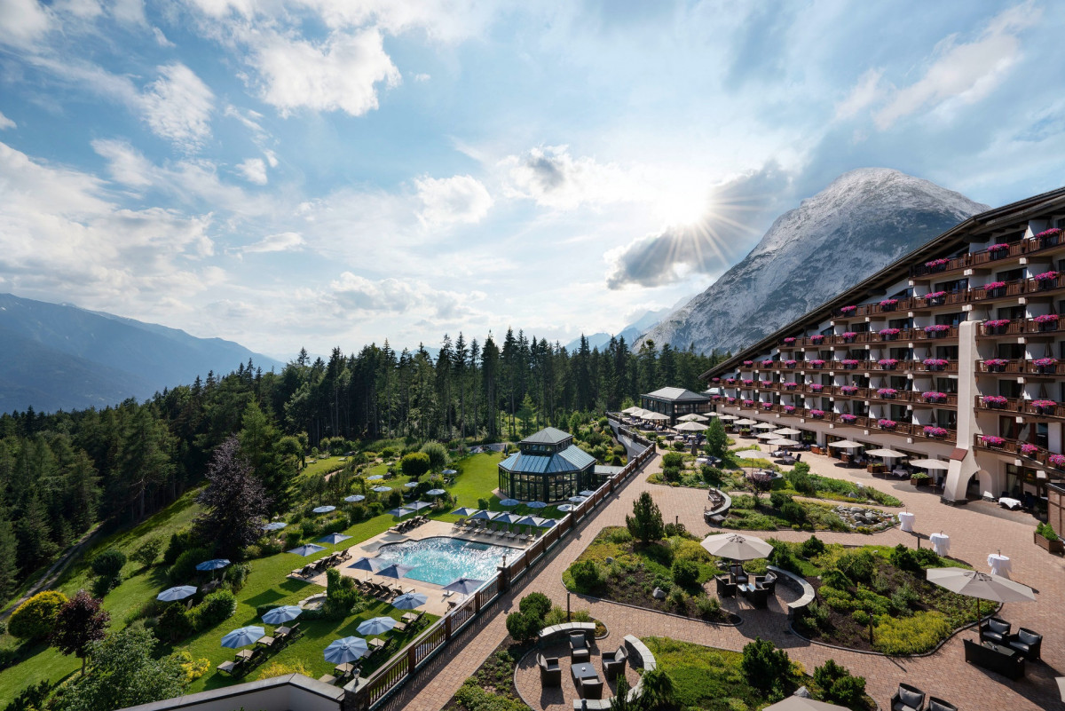 Foto von Aussenansicht mit Hotel und Pool