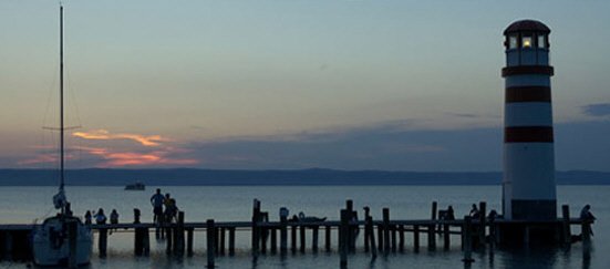Leuchtturm am Neusiedlersee bei Abendlicht.