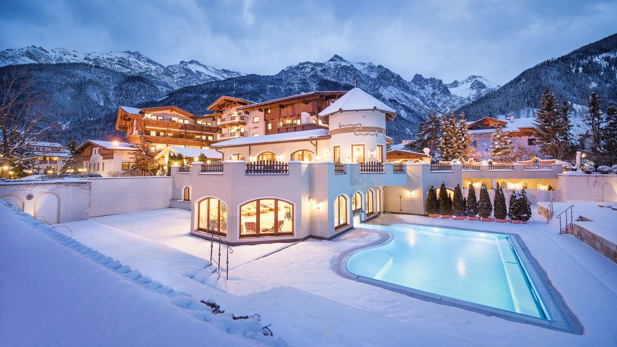 Foto des Hotels von Außen im Schnee