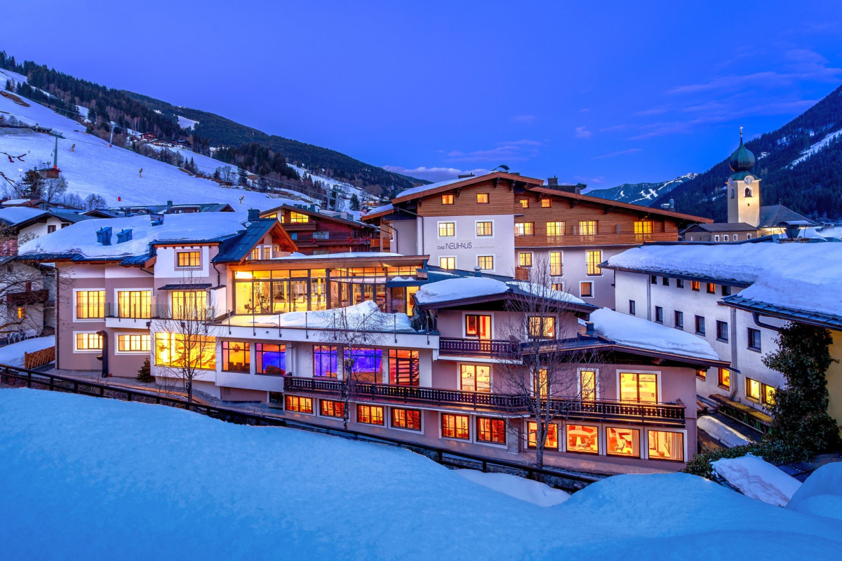 Das Neuhaus im Winter beleuchtet bei Nacht
