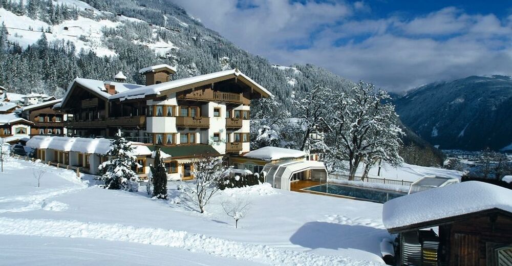Olympia Relax Hotel Finkenberg Aussenansicht auf Olympia Relax Hotel im Winter