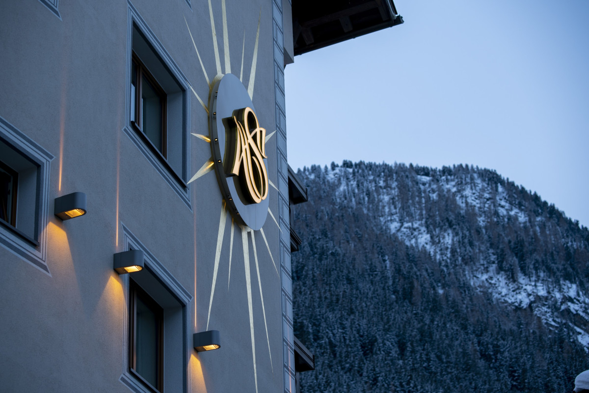 Foto von Aussenwand mit Hotel Logo