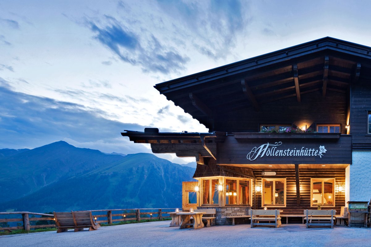 Foto des Berggasthauses Höllensteinhütte in der Abenddämmerung