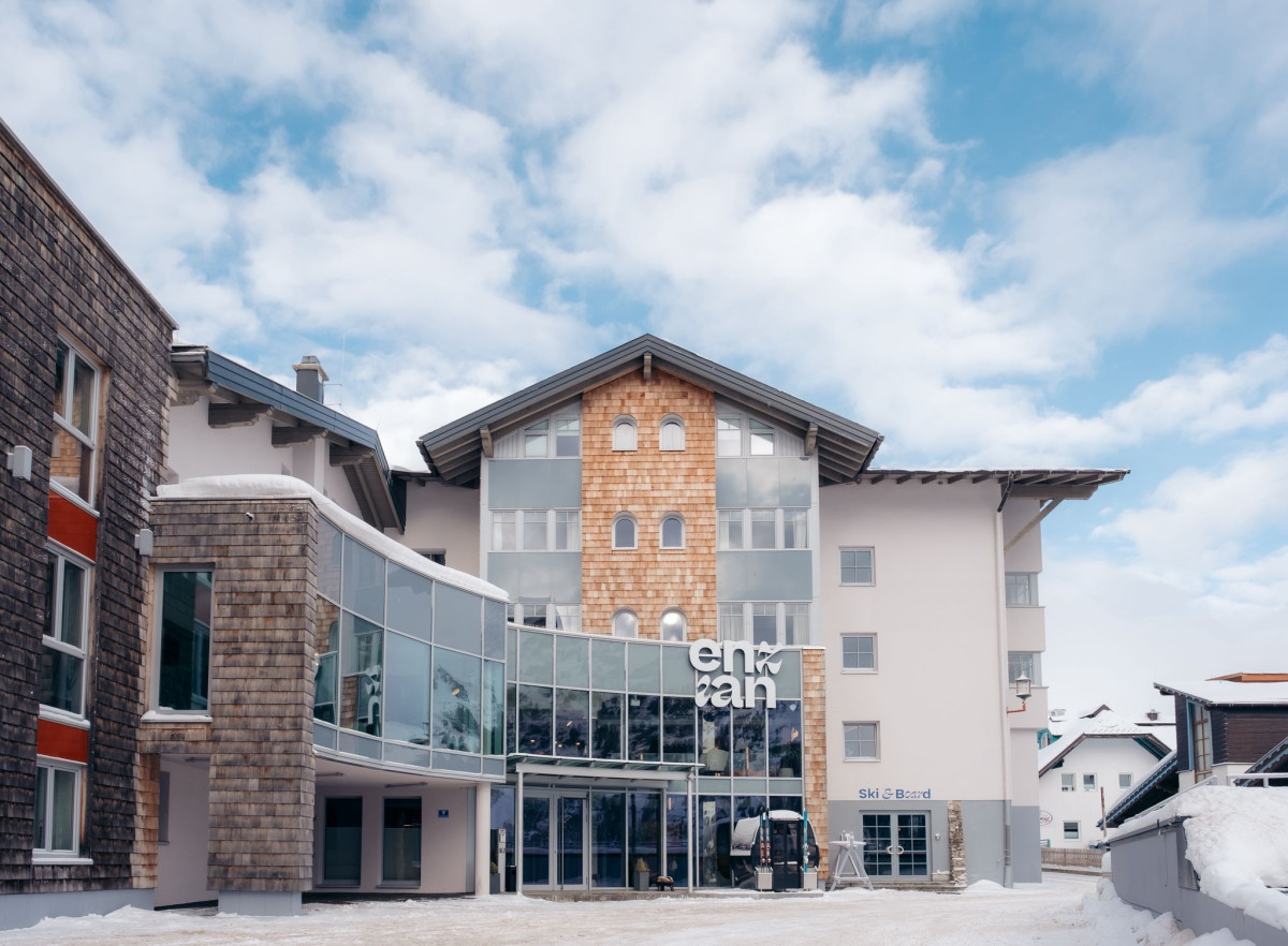 Außenansicht des Hotel Enzian im Winter
