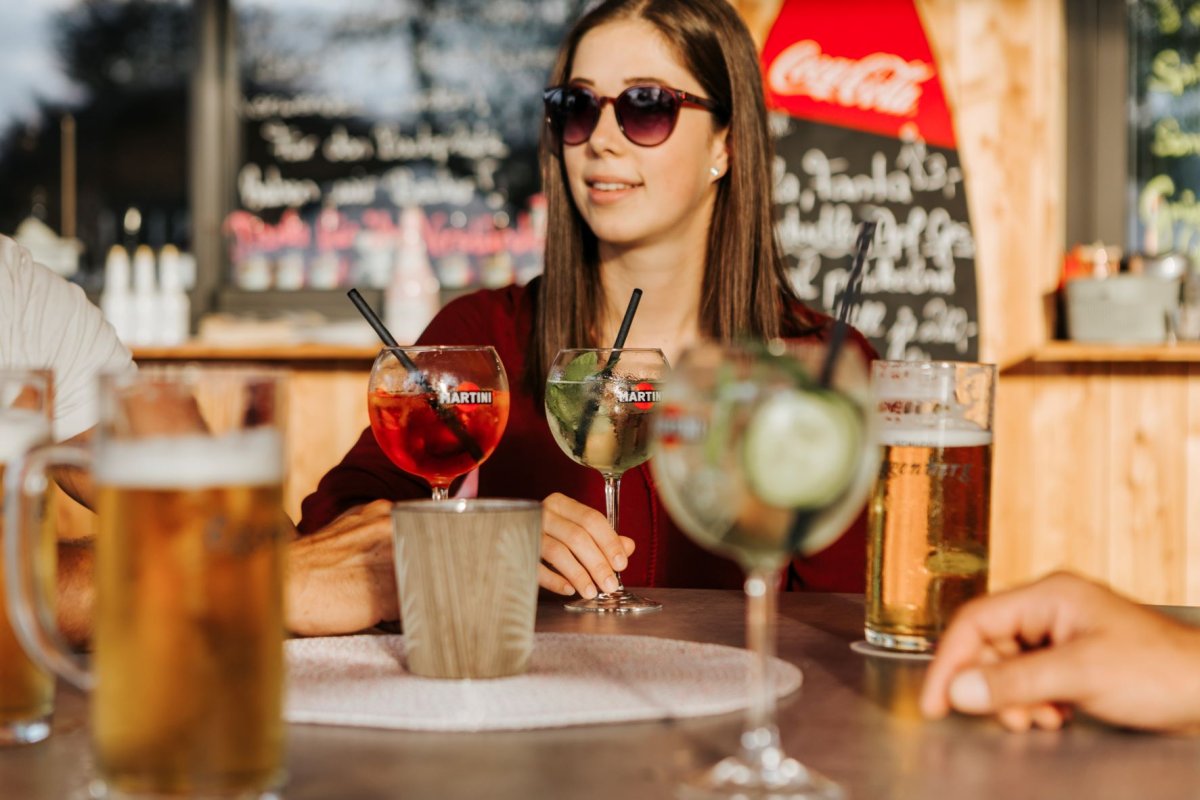 Restaurant-Pension Bachtaverne Foto einer Frau mit Spritzer in der Bachtaverne