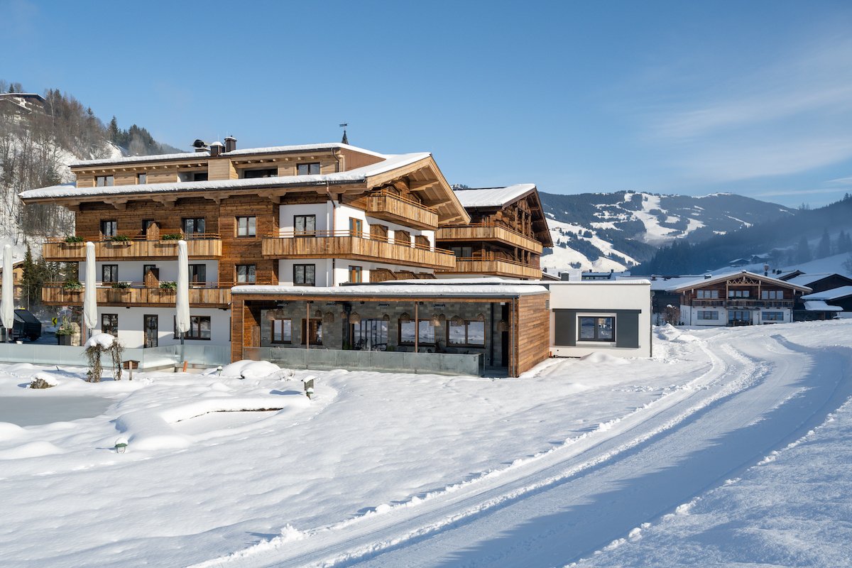 Foto von Ski & Bike Hotel Wiesenegg von Außen im Winter