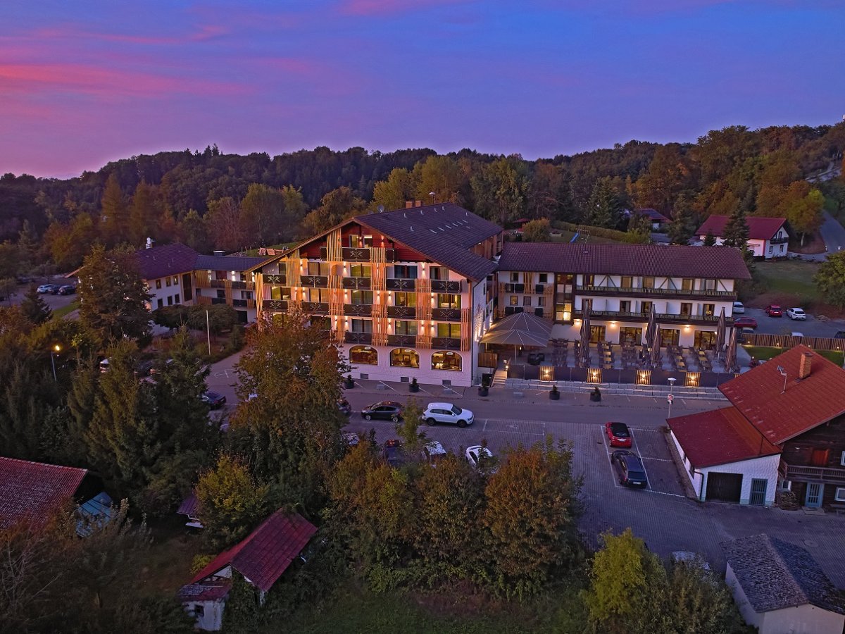 Foto des Hotels beim Sonnenuntergang