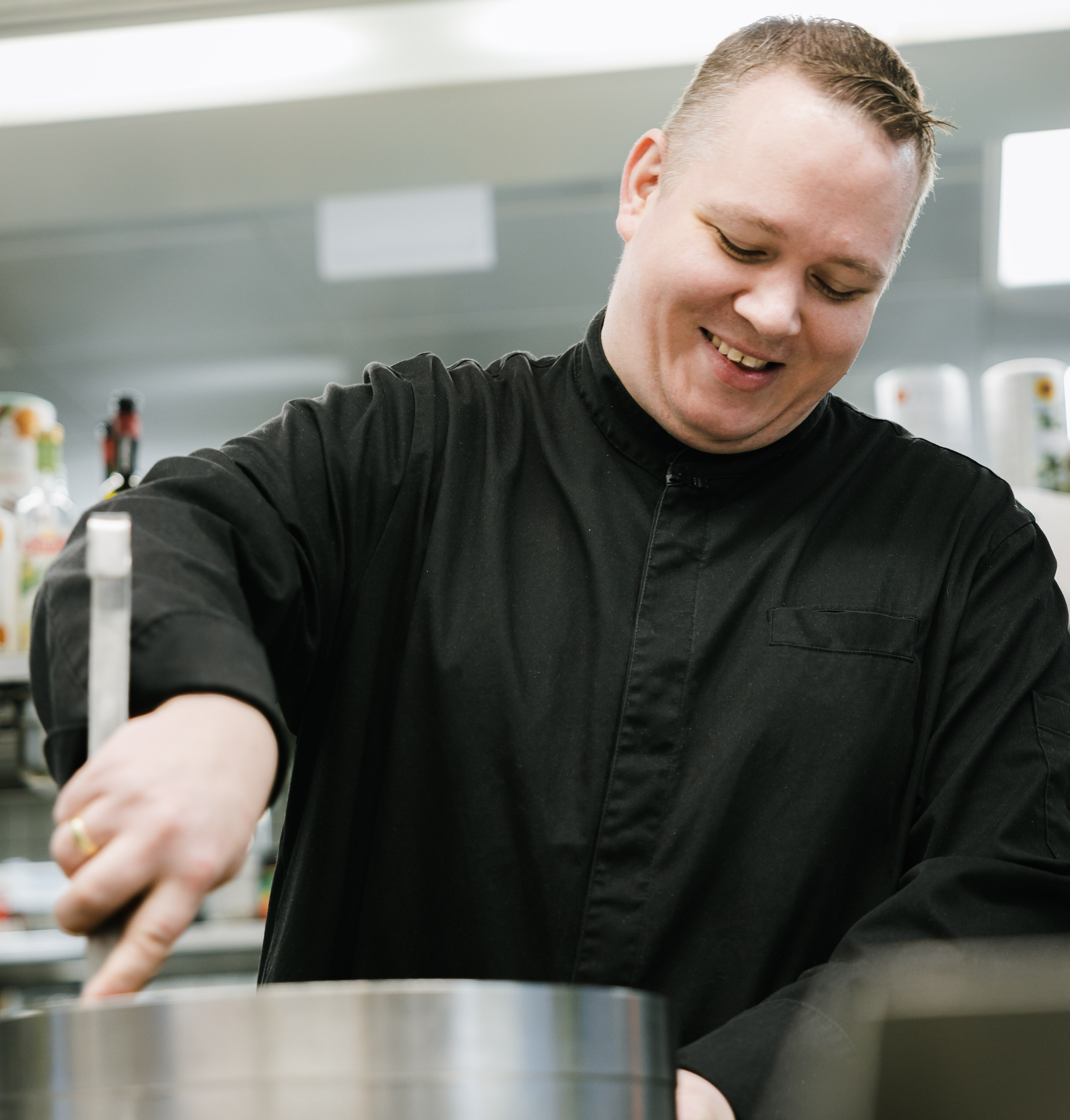 Küchenchef Michael bei der Arbeit Foto von Küchenchef bei der Arbeit am Kochtopf