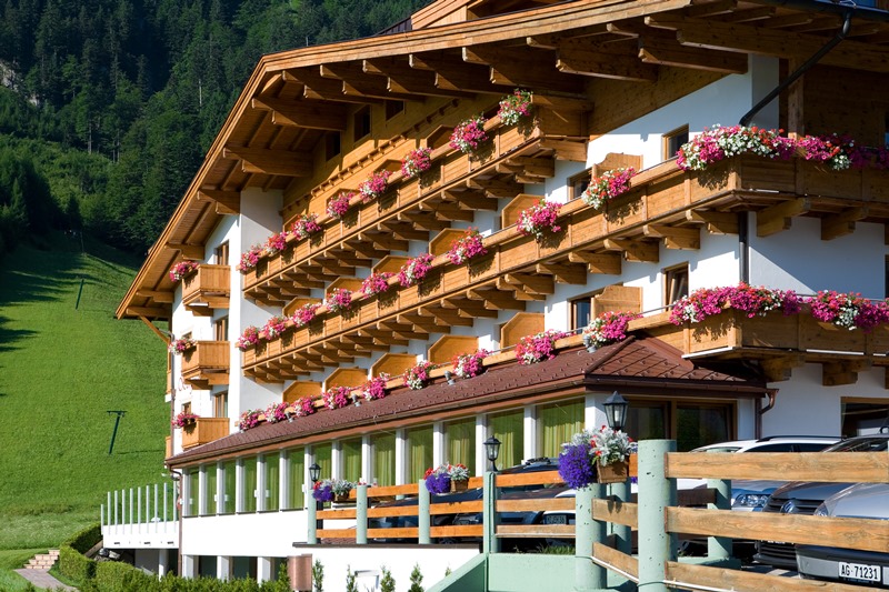 Das Hotel Bergland in Tirol im Sommer. 