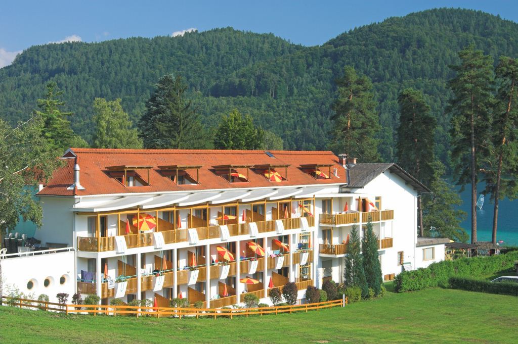 Das Terrassenhotel Reichmann im Sommer vor dem Klopeiner See.