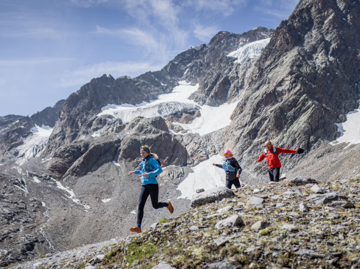 © Tirol Werbung, Philipp Reiter Eine Gruppe Trailrunner in den Bergen im Pitztal.