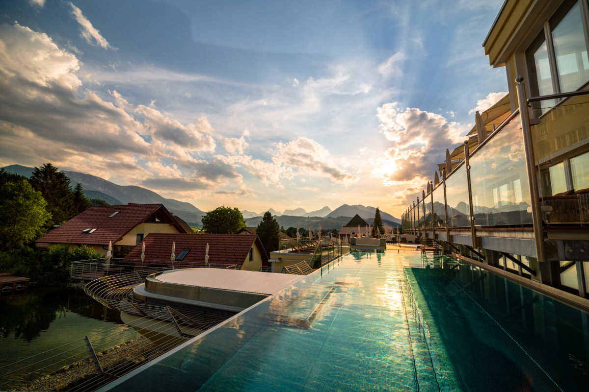 Das Nationalpark Resort Dilly bei Sonnenuntergang mit Blick auf den Pool. 