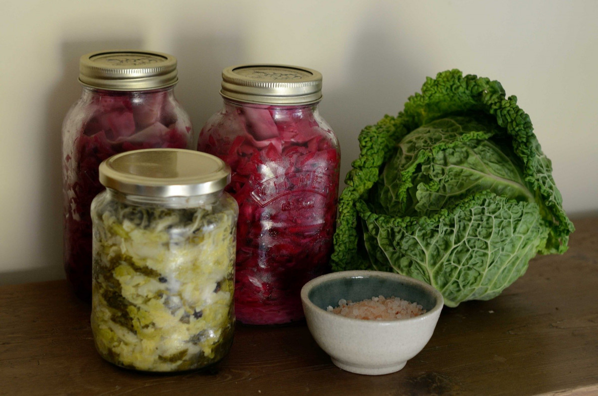 Fermentiertes Kraut in Gläsern Fermentiertes Kraut in Gläsern