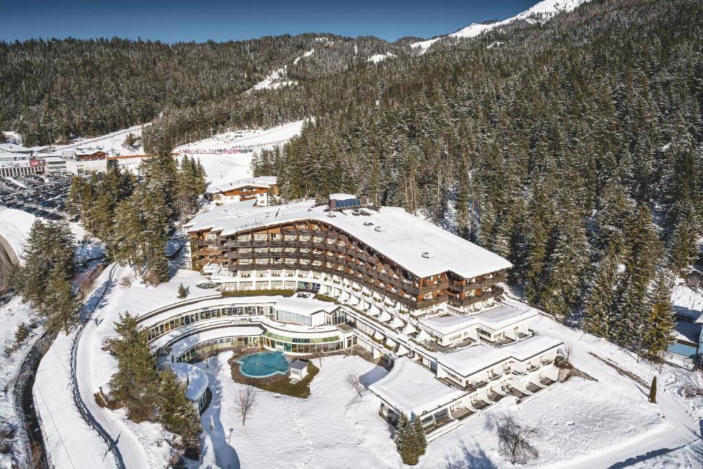 Krumers Alpins Your Mountain Oasis Aussenansicht des Krumers Alpins im Winter
