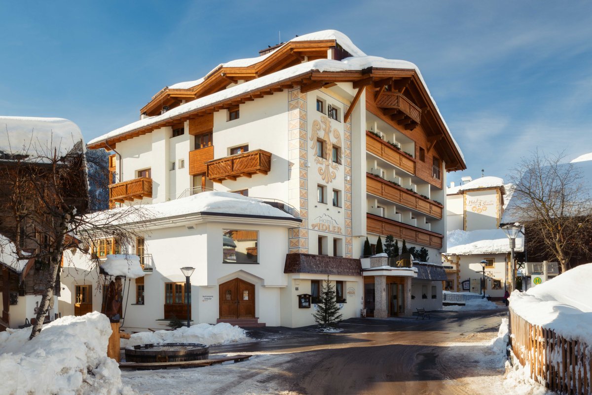 Foto der Aussenansicht auf Hotel Adler im Winter