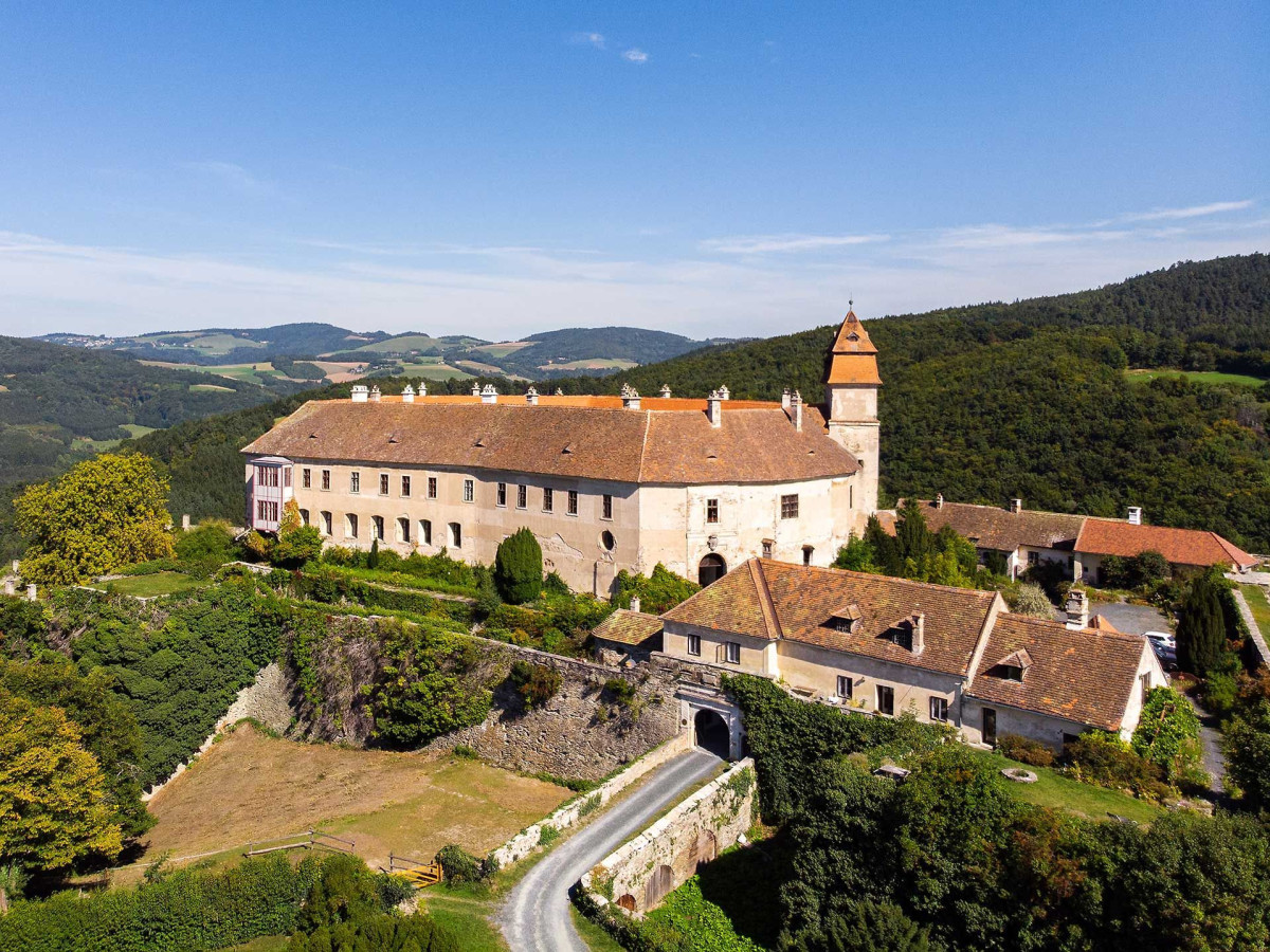 © Burgenland Tourismus GmbH, stills&emotions Burg Bernstein im Burgenland an einem schönen Sommertag.